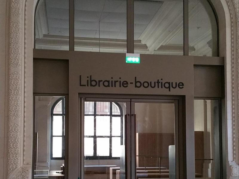 Rénovation peinture porte hall musée - APRES
