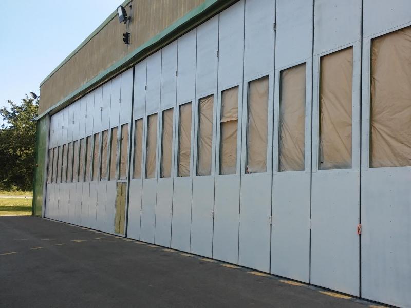 Rénovation peinture portes de hangar Douane de Lann-Bihoué - PENDANT