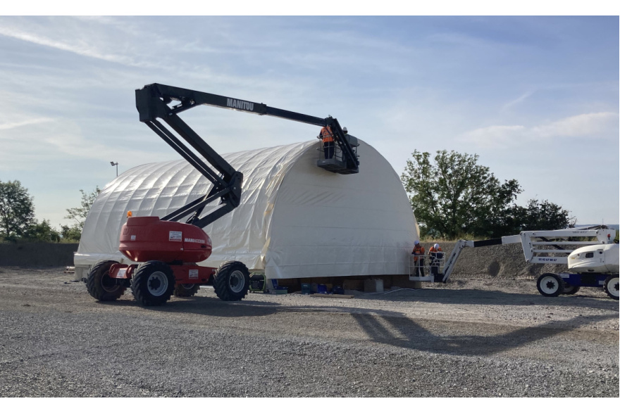 Mise en place de la bâche de protection de la cabine de peinture modulable