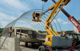 Installation de la structure d'arceaux soutenant la bâche de protection de la cabine de peinture modulable