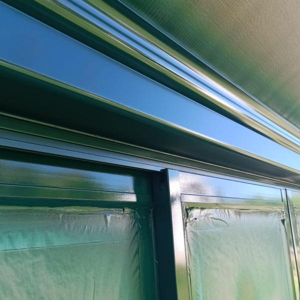 Application d'une  peinture polyuréthane au pistolet pour une finition durable et résistante