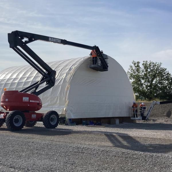 Mise en place de la bache de protection de la cabine de peinture