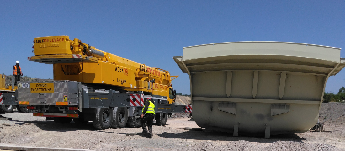 Grue de levage n&eacute;cessaire pour d&eacute;placer la benne de Dumper