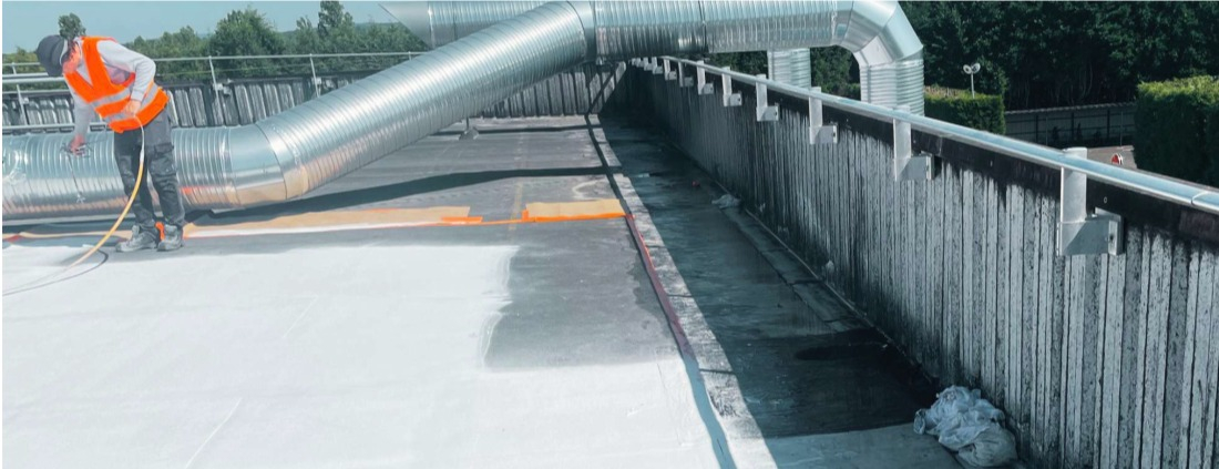 Application  d'une peinture reflechissante sur le toit d'une entreprise - SDI Peinture